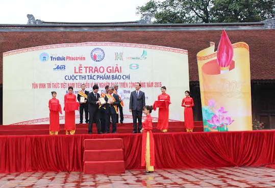 Tôn vinh tri thức Việt Nam tiêu biểu vì sự nghiệp phát triển cộng đồng 2015